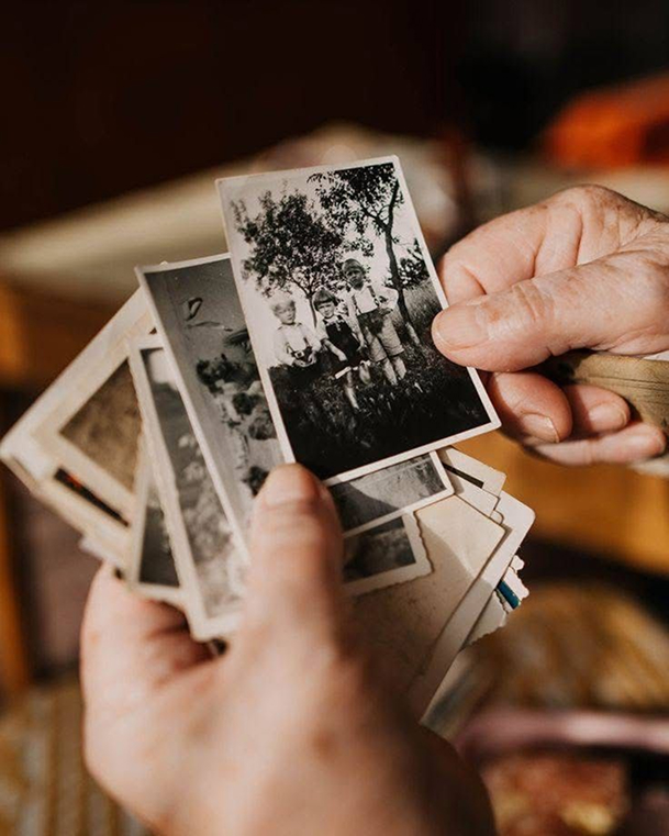 Memoria e comunità: tradizioni che uniscono e rafforzano i legami familiari e sociali.